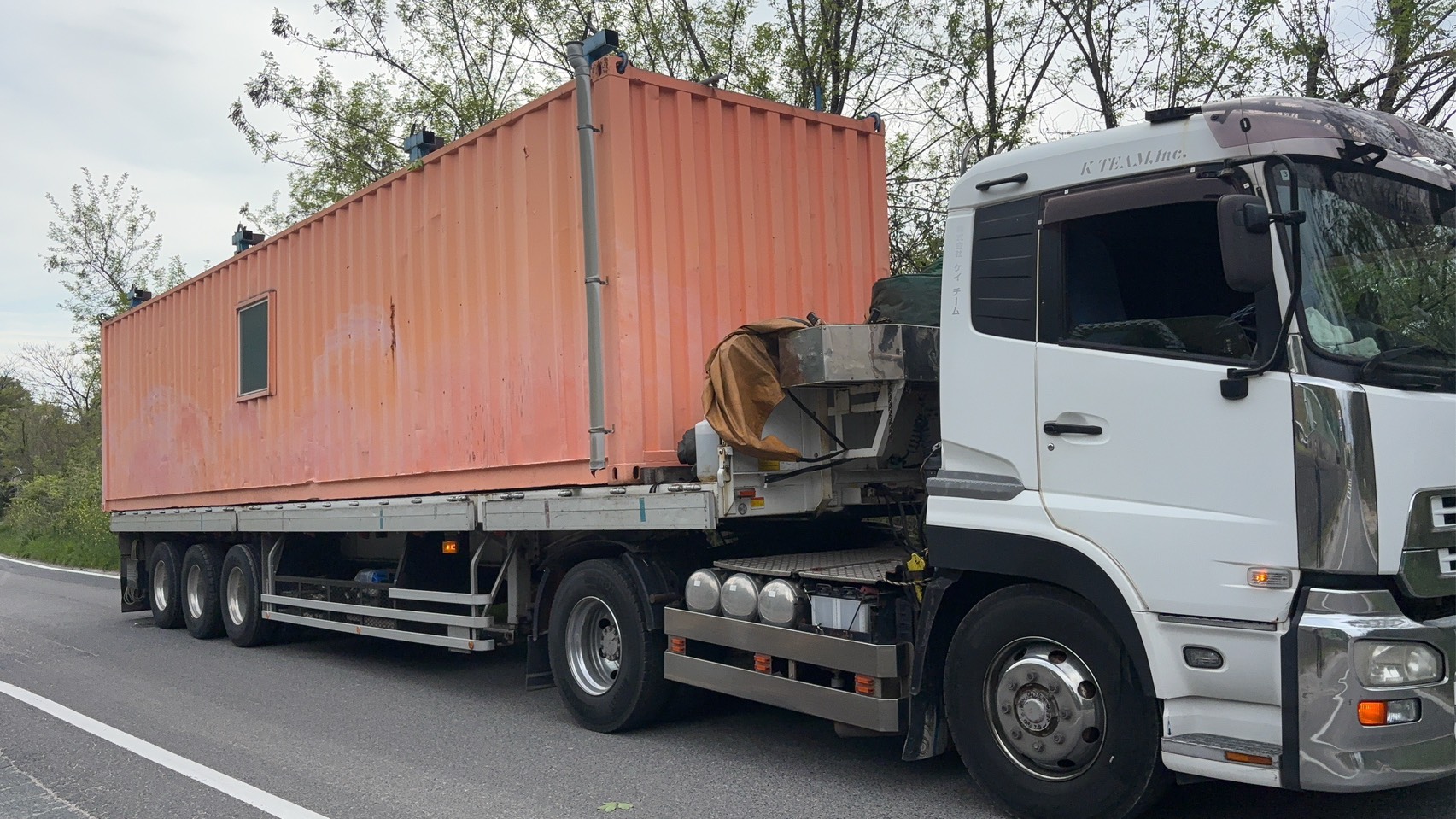 改造コンテナ搬入現場の様子